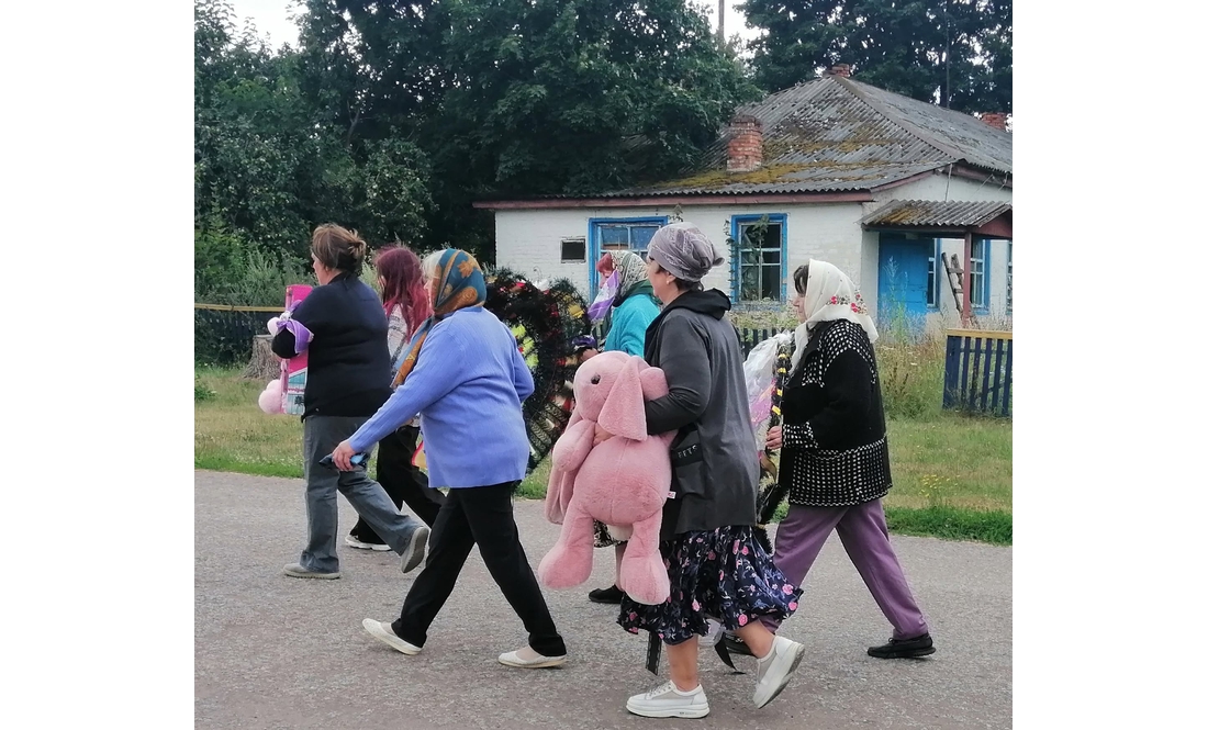Мама винесла тіло доньки з палаючого АТБ: на Чернігівщині попрощалися з дівчинкою, яка загинула через обстріл