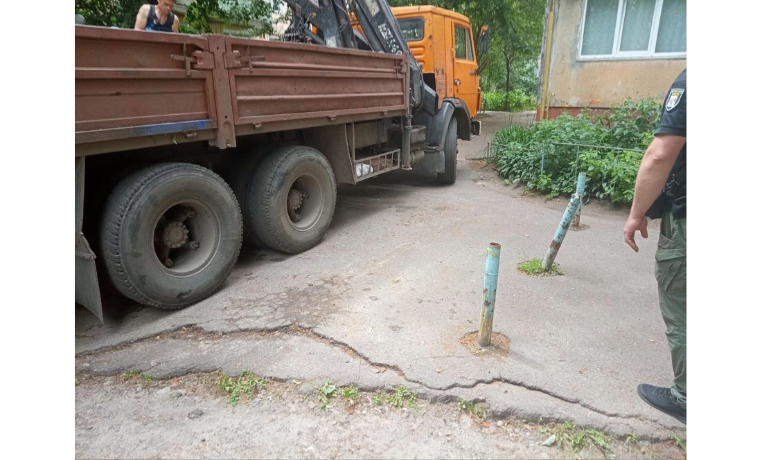 "Мунварта" Чернігова почала демонтувати тумби й клумби на внутрішньодворових проїздах