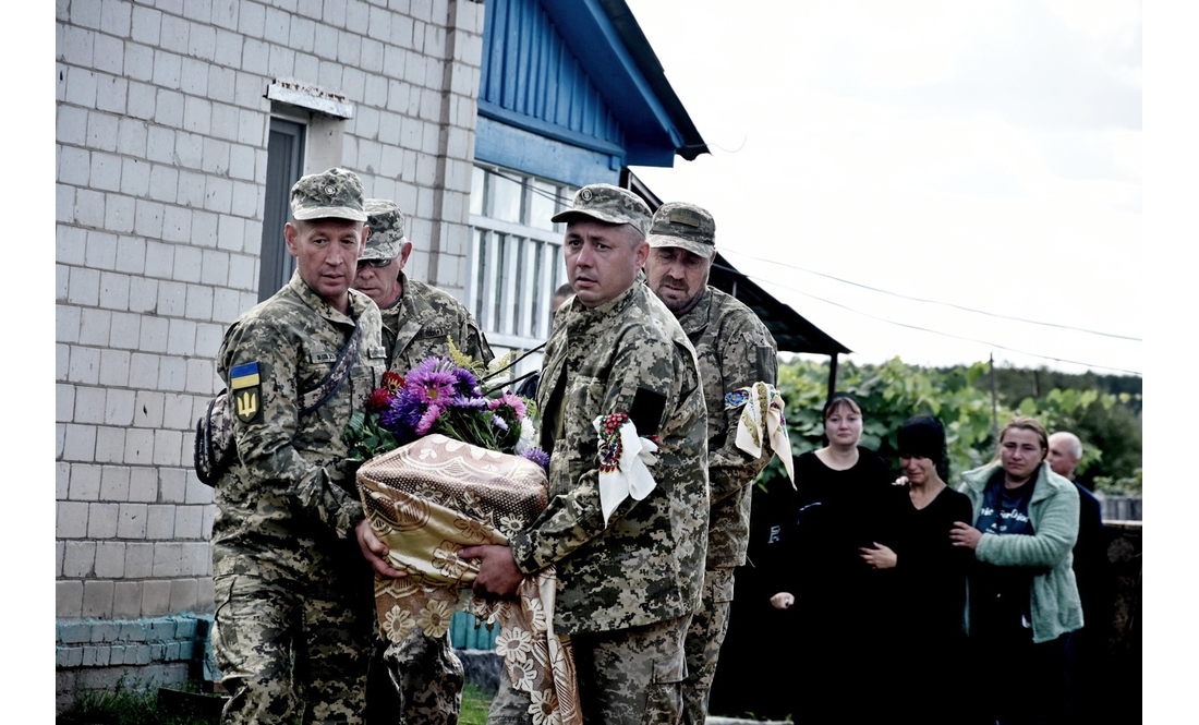 Зупинилося серце розвідника ДШВ: громада прощалася із захисником у День Незалежності