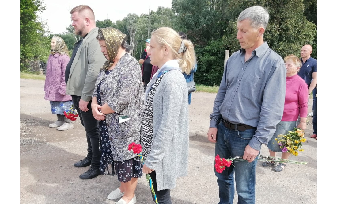 Мама винесла тіло доньки з палаючого АТБ: на Чернігівщині попрощалися з дівчинкою, яка загинула через обстріл