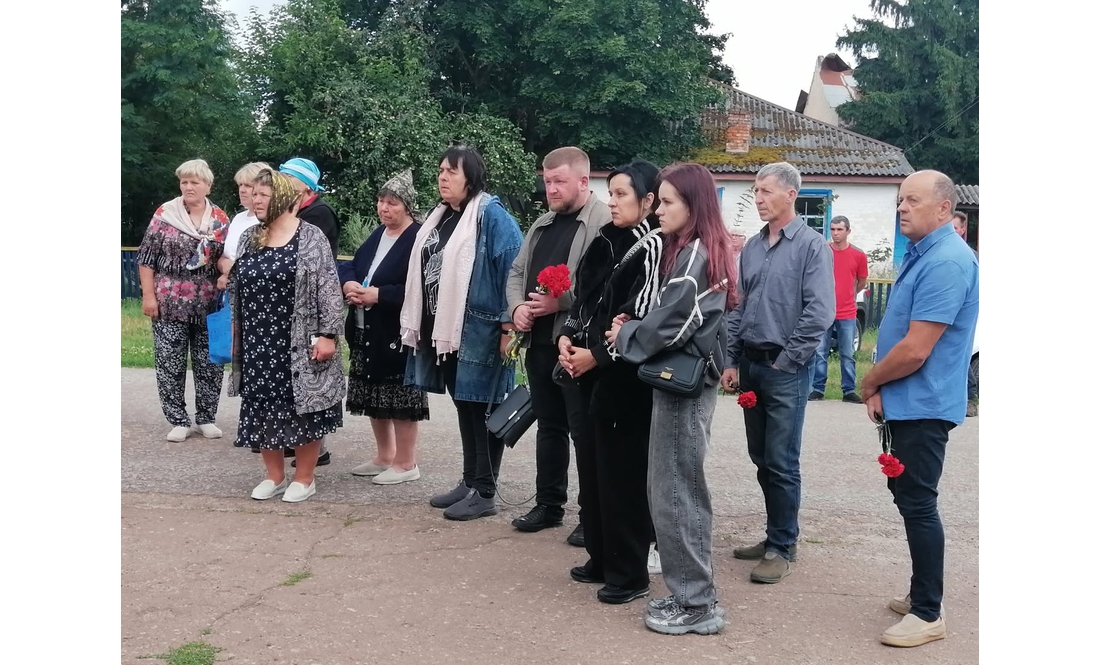 Мама винесла тіло доньки з палаючого АТБ: на Чернігівщині попрощалися з дівчинкою, яка загинула через обстріл