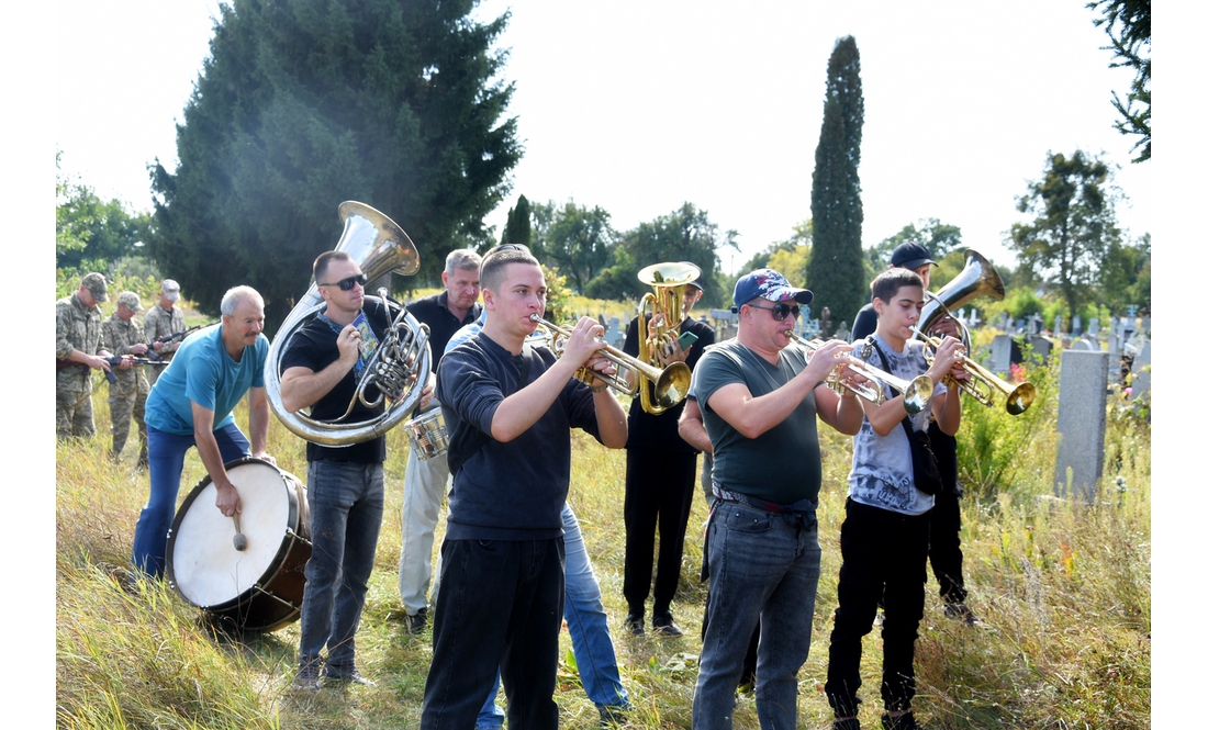 На Чернігівщині земляки провели в останню путь 39-річного воїна — рідних у нього не залишилося