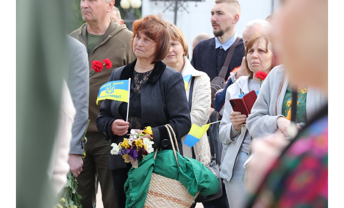 "Це місце для нас – святе": у Чернігові відкрили меморіальний знак на честь Героїв, загиблих у російсько-українській війні