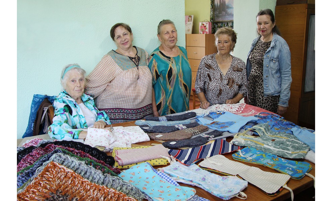 Кульбабки шиють для бійців усе, на що є запит: від шкарпеток — до чохлів на "Старлінк"