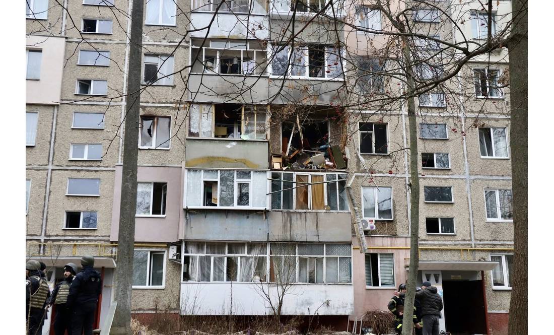 "Люди були вдома": яка ситуація на місці влучання ворожого БпЛА в 5-поверхівку в Чернігові