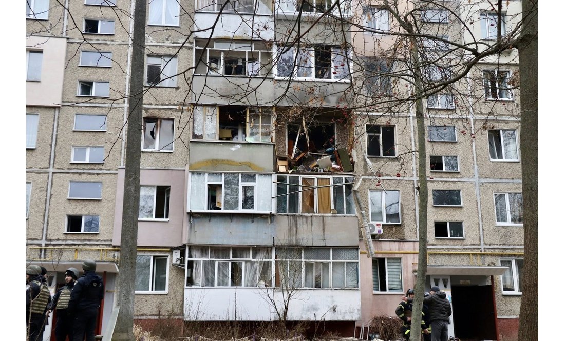 "Люди були вдома": яка ситуація на місці влучання ворожого БпЛА в 5-поверхівку в Чернігові