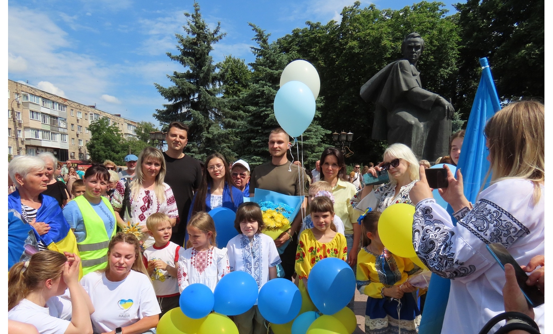 Після полону додому повернувся 23-річний захисник - зустрічали з короваєм
