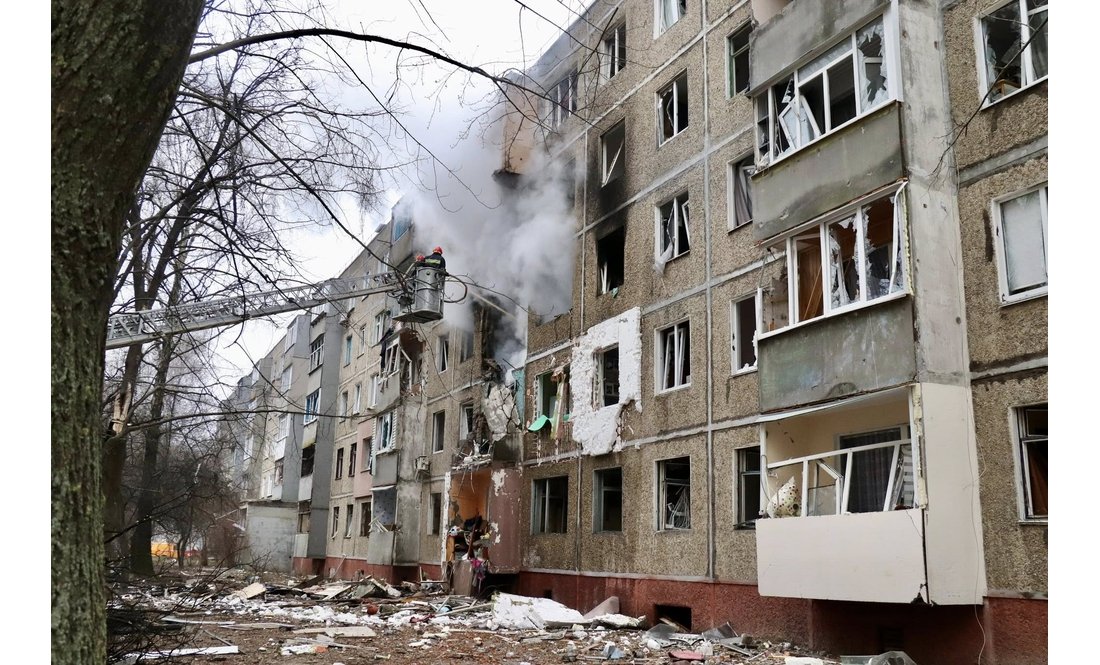 "Люди були вдома": яка ситуація на місці влучання ворожого БпЛА в 5-поверхівку в Чернігові