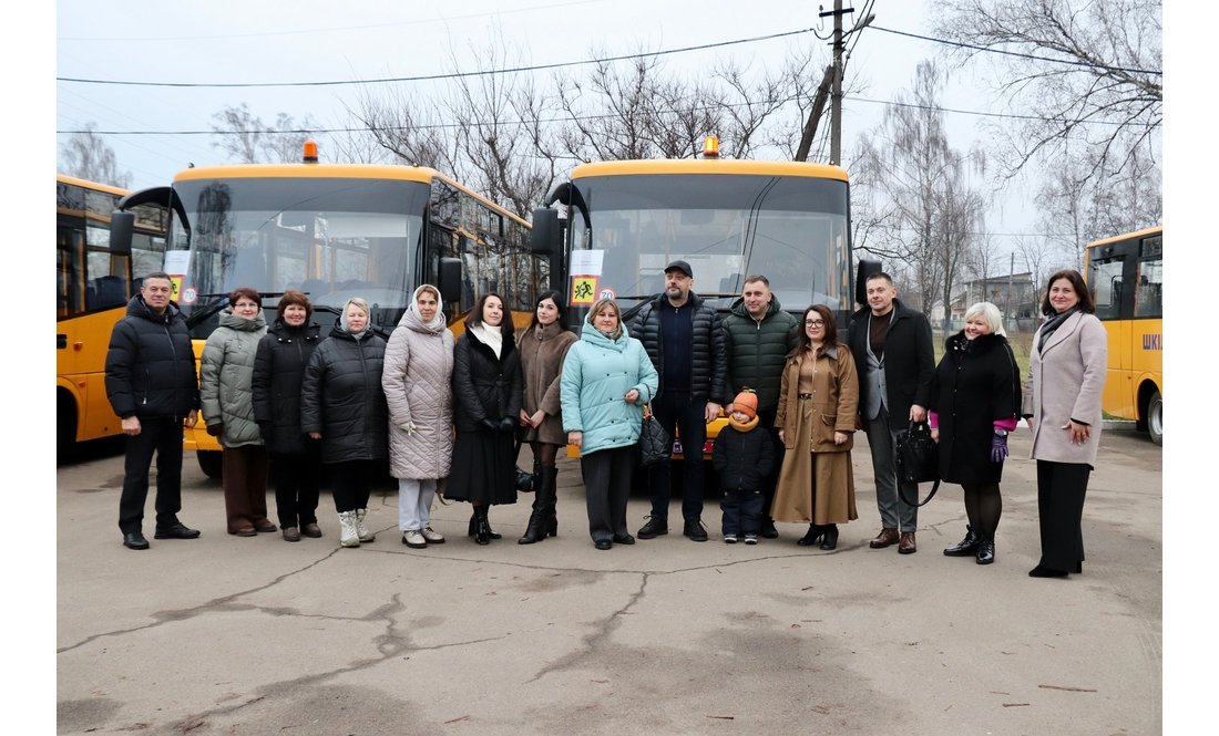 У грудні шість громад Чернігівщини отримали нові шкільні автобуси
