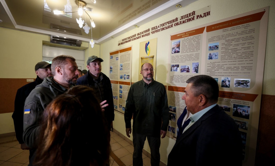 Прем'єр-міністру показали укриття в обласному педагогічному ліцеї у Чернігові