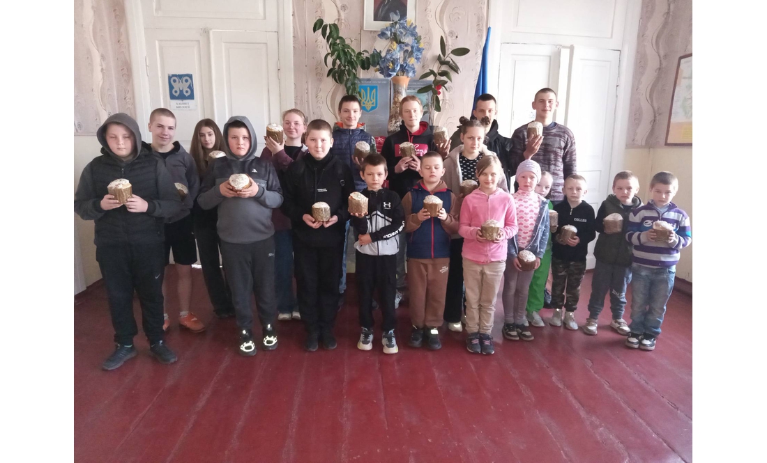 Усі діти із селищної громади отримали паски до свята