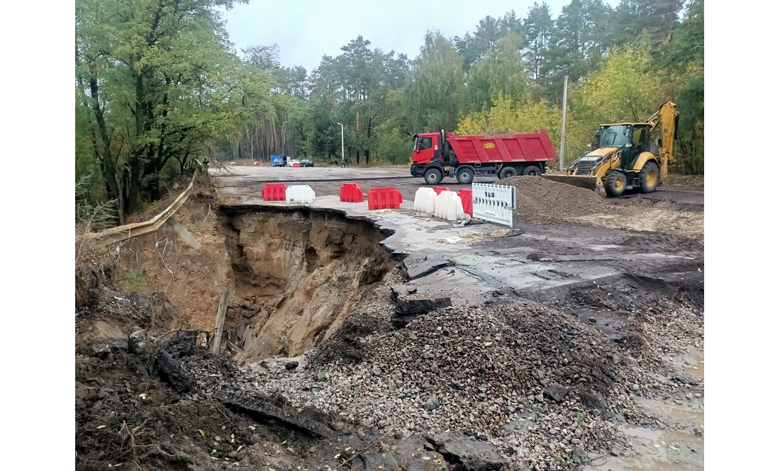 На об’їзній дорозі у Чернігові взялися ліквідовувати провалля