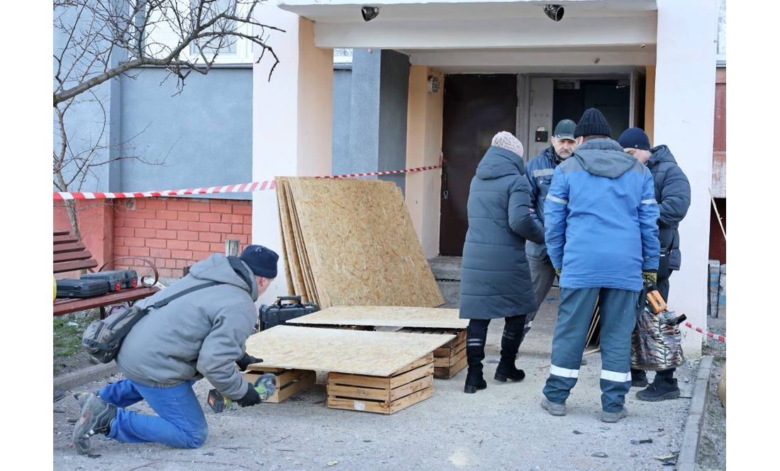 Безперервно працюють екстрені та комунальні служби: ситуація на місцях ударів у Чернігові