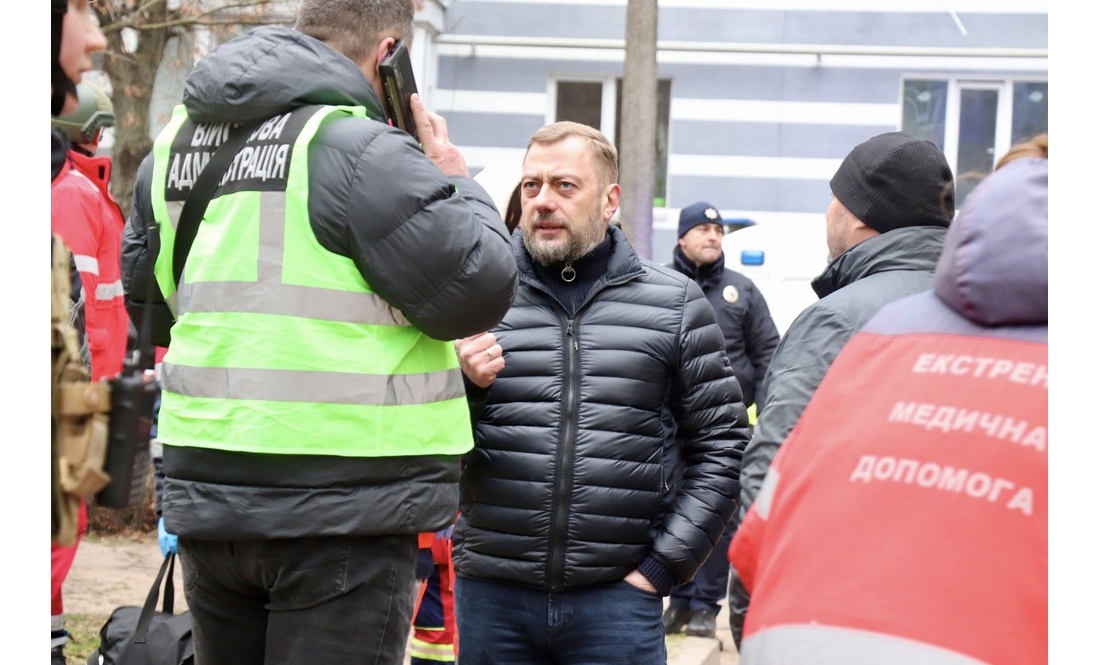 "Люди були вдома": яка ситуація на місці влучання ворожого БпЛА в 5-поверхівку в Чернігові