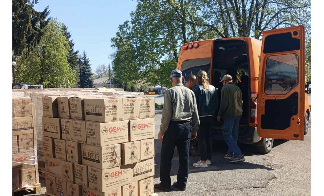 У громаді давали гуманітарку: показали фото кому вручили