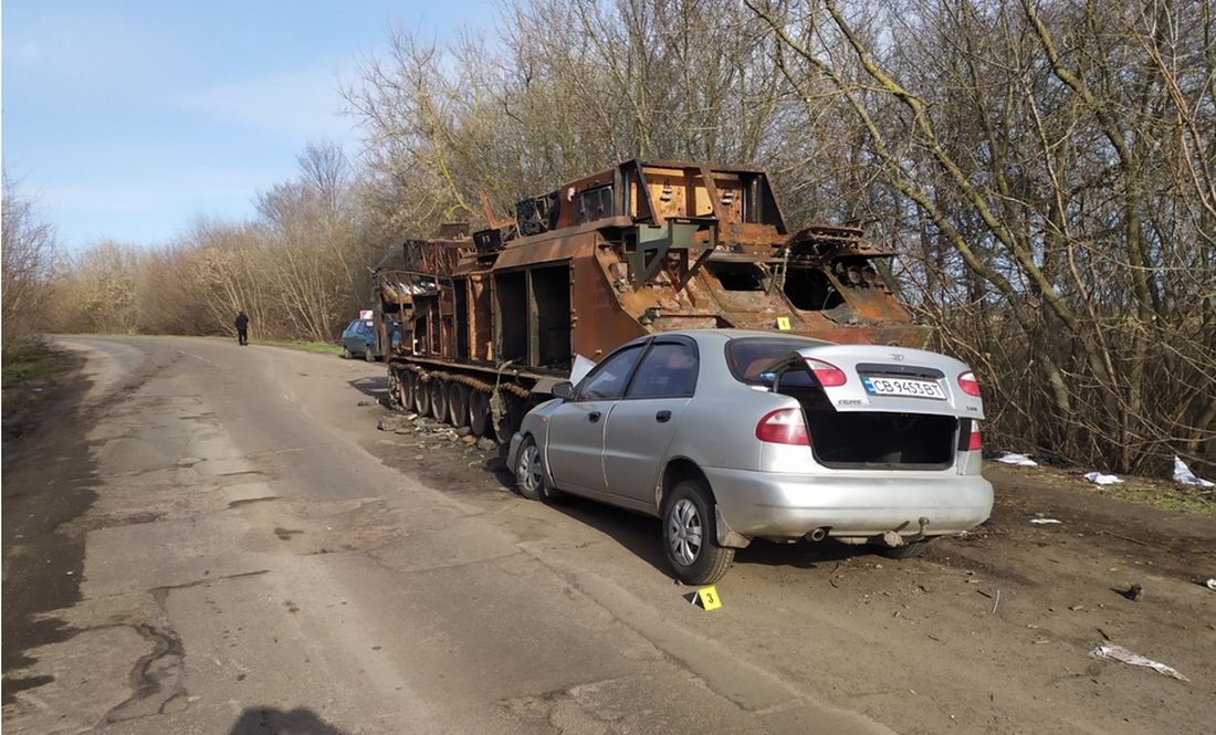 Врізався у розбиту російську техніку: на Чернігівщині загинув водій авто