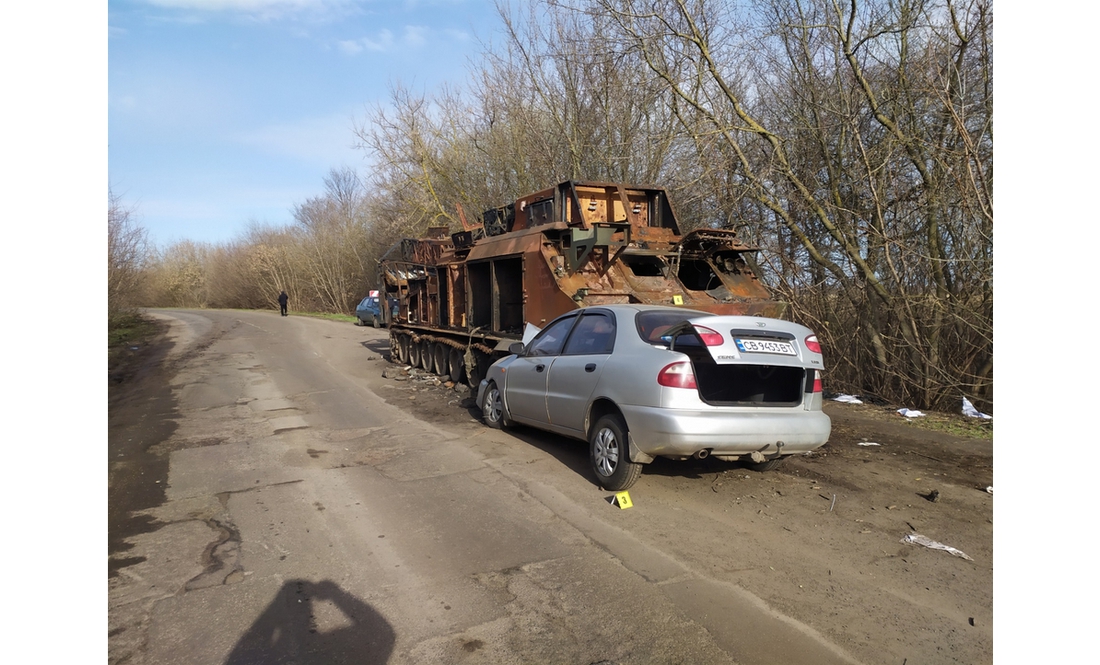 Врізався у розбиту російську техніку: на Чернігівщині загинув водій авто