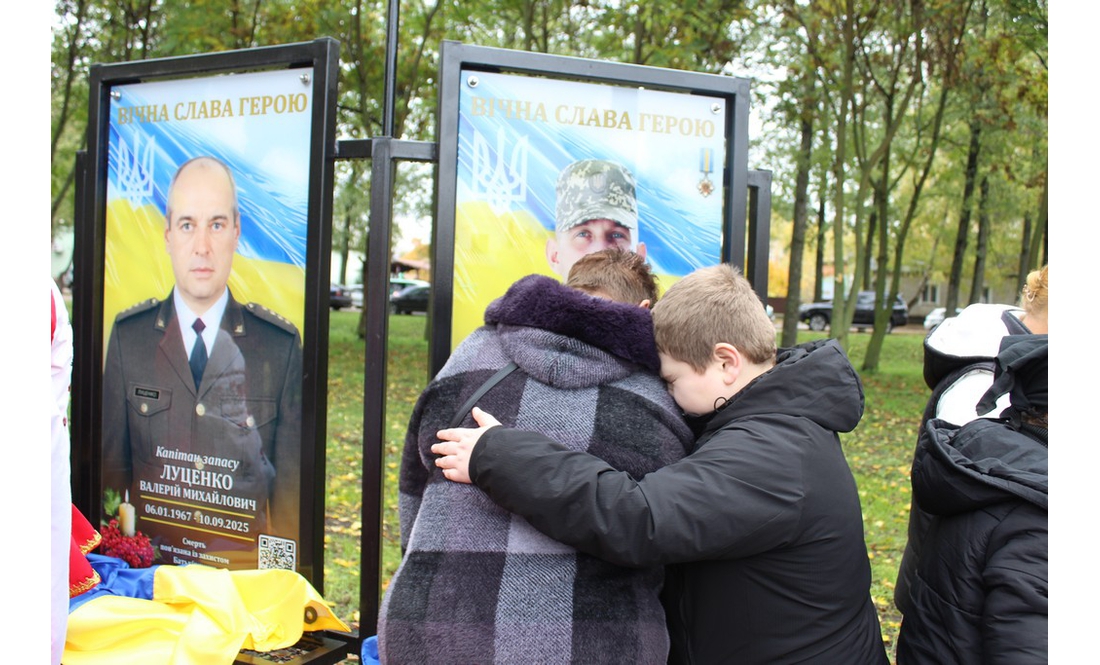 "Ми бачимо 44 світлини, за кожною – недописана історія": у громаді відкрили Алею слави