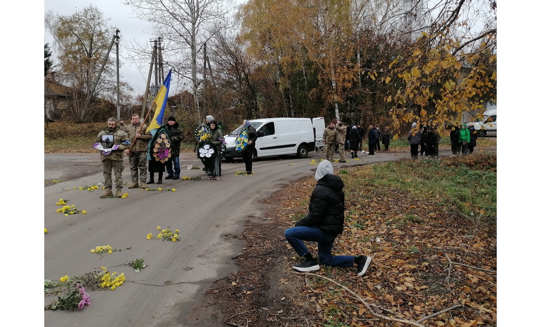 У громаді поховали 44-річного воїна, який майже рік боронив Україну