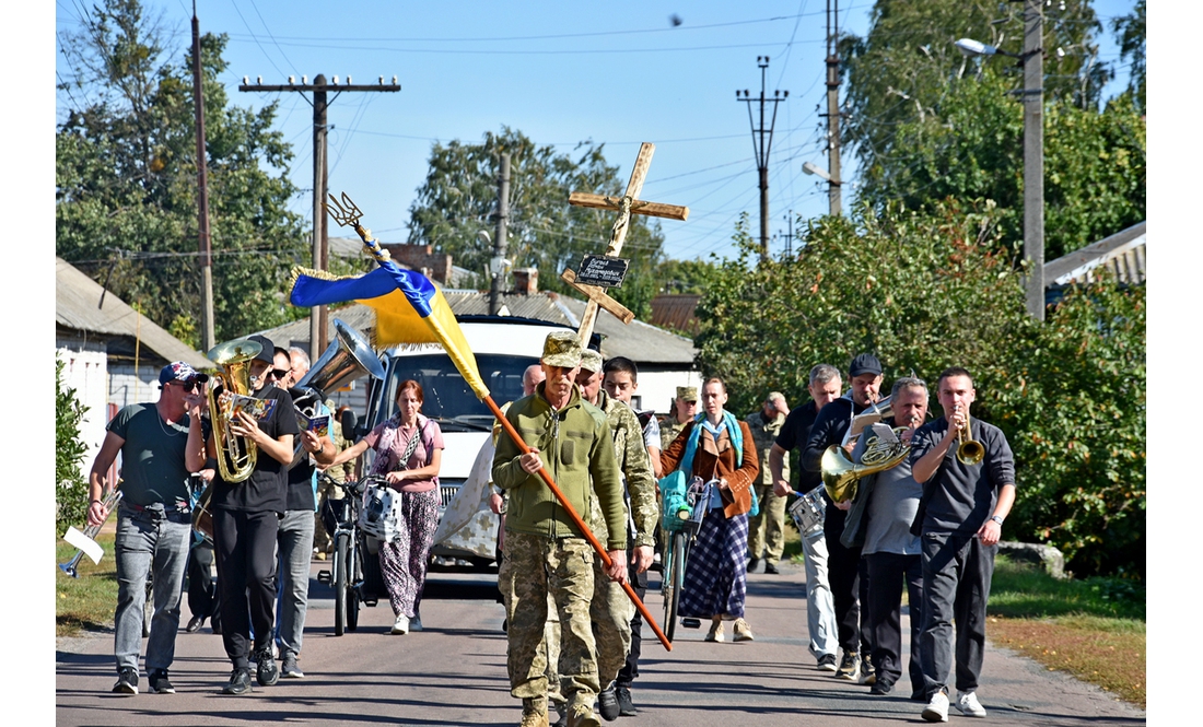 На Чернігівщині земляки провели в останню путь 39-річного воїна — рідних у нього не залишилося