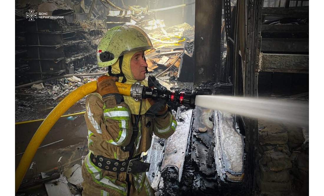 Є постраждалі: рятувальники показали наслідки удару по Епіцентру в Прилуках