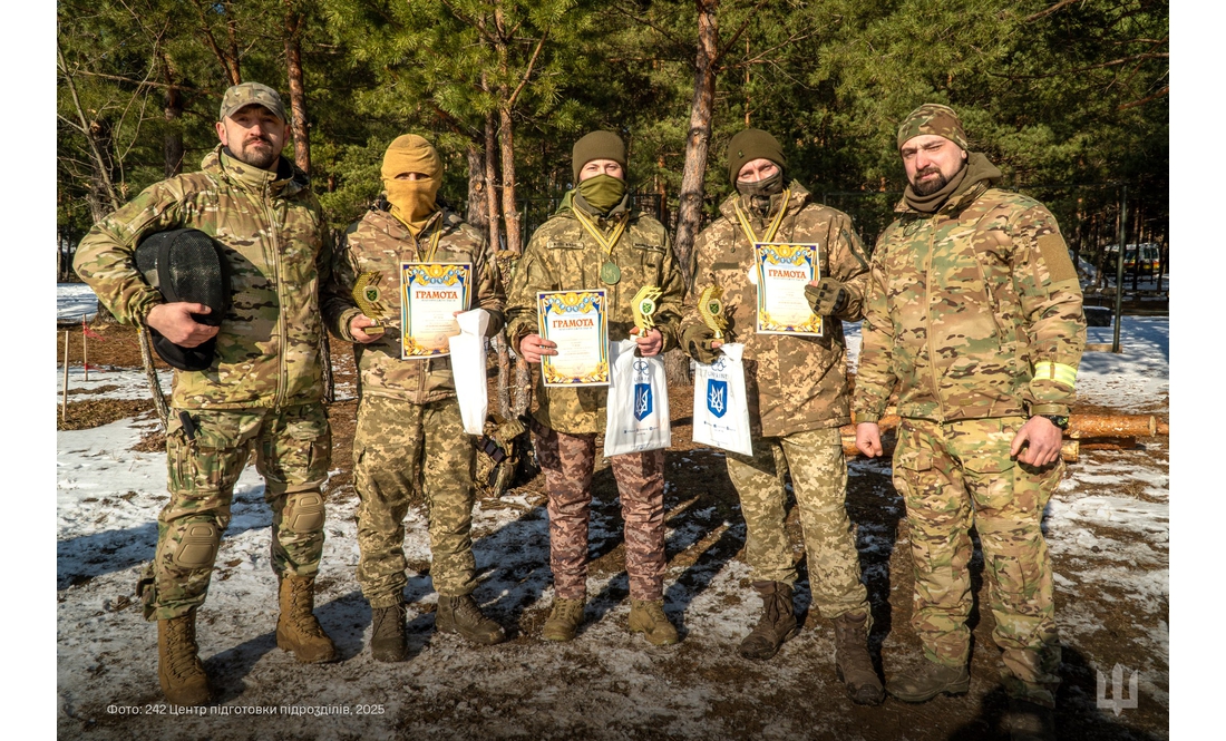 На Чернігівщині бійців ЗСУ вчать ножового бою. Фото