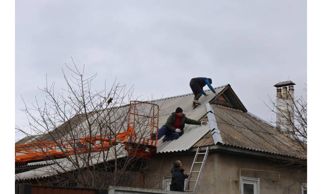 Допомагають небайдужі містяни: як відновлюється Чернігів після обстрілу