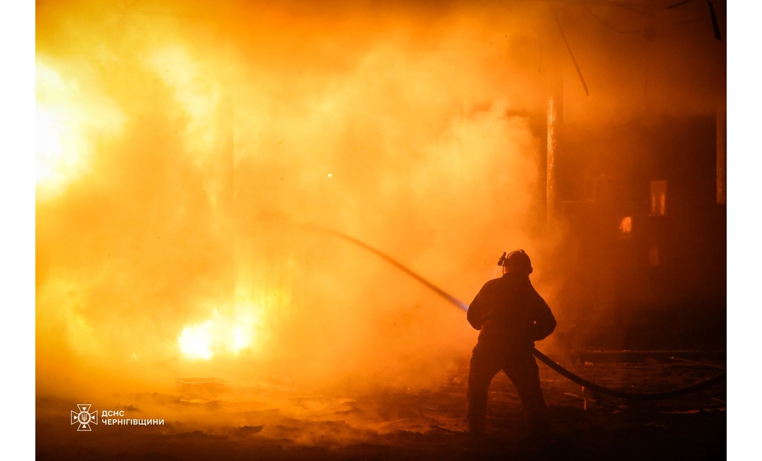 Ворог вдарив по рятувальниках, які гасили пожежу після обстрілу