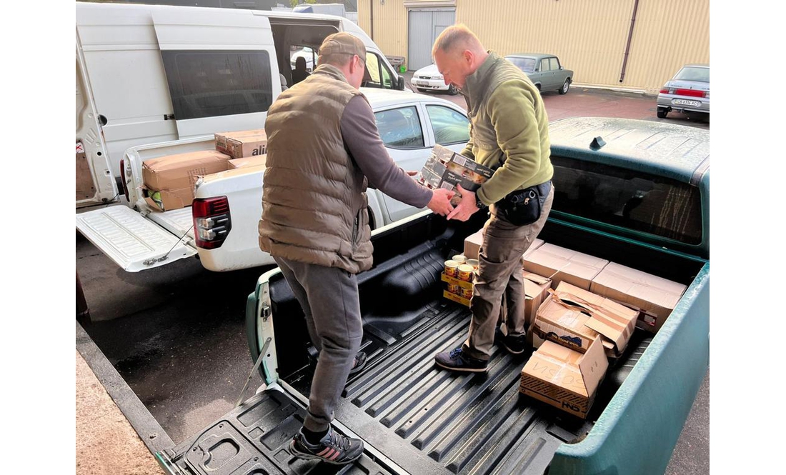 Чернігівським бійцям на передову передали 2 пікапи, генератори та старлінк