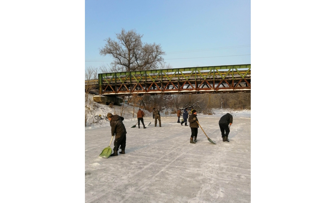 У селищі на Чернігівщині облаштували ковзанку