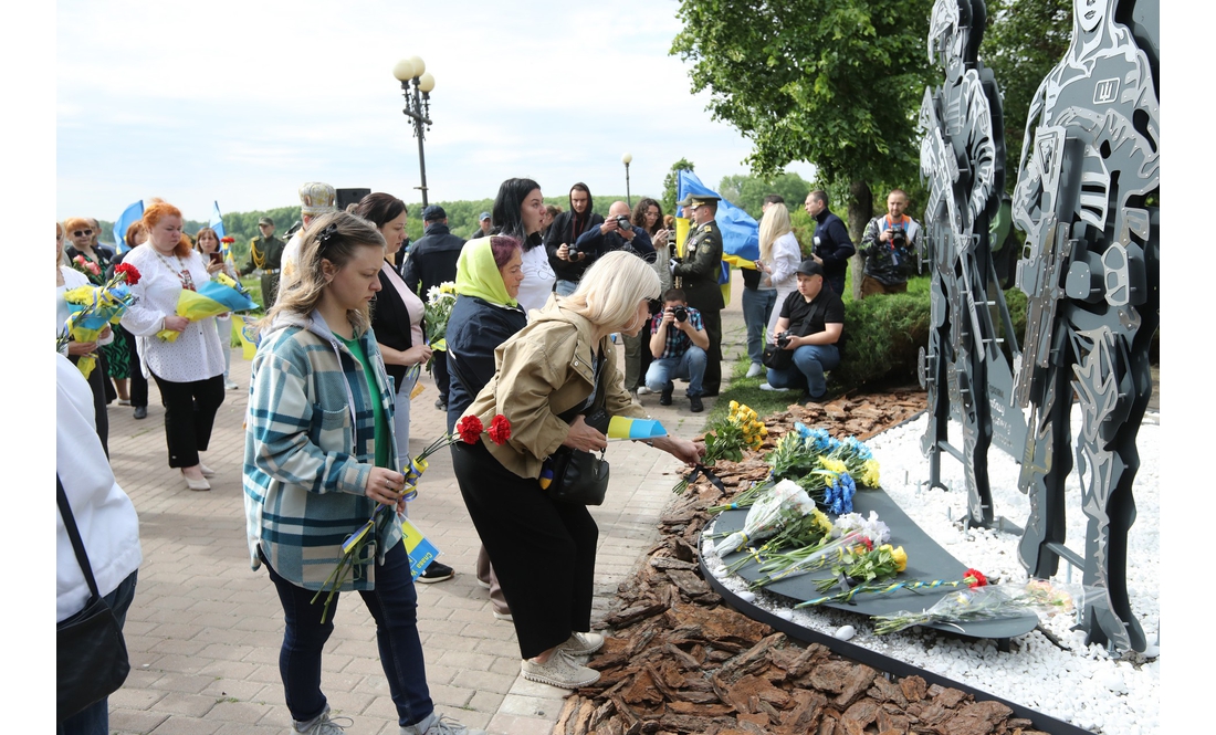 "Це місце для нас – святе": у Чернігові відкрили меморіальний знак на честь Героїв, загиблих у російсько-українській війні