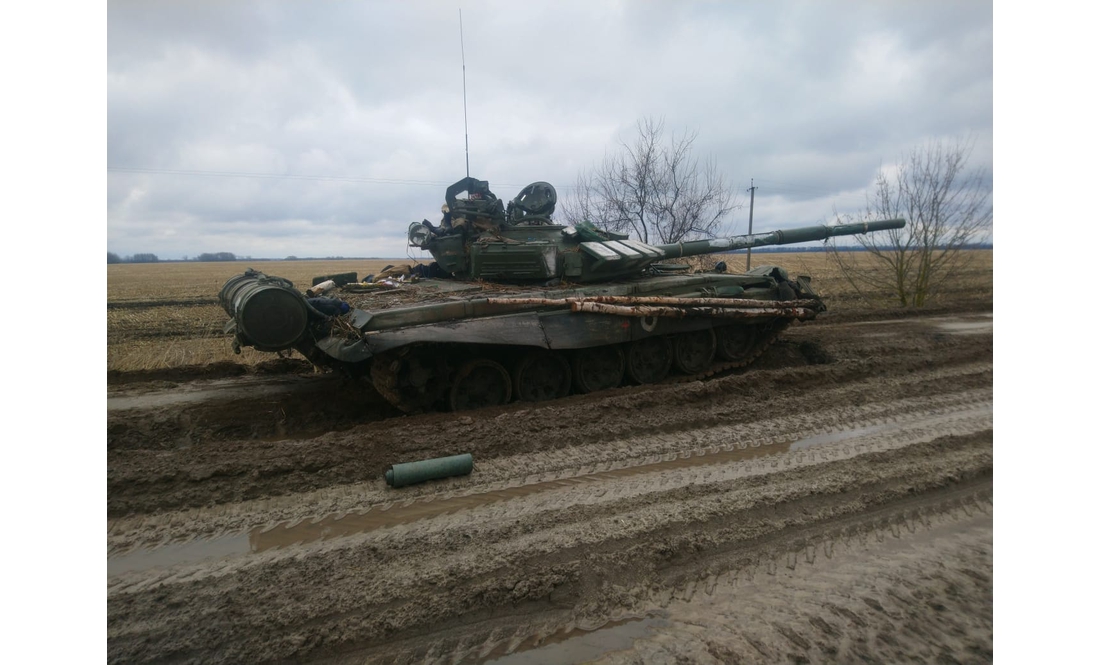 Укріплювали броню деревами: нові фото потрощеної російської техніки біля Чернігова