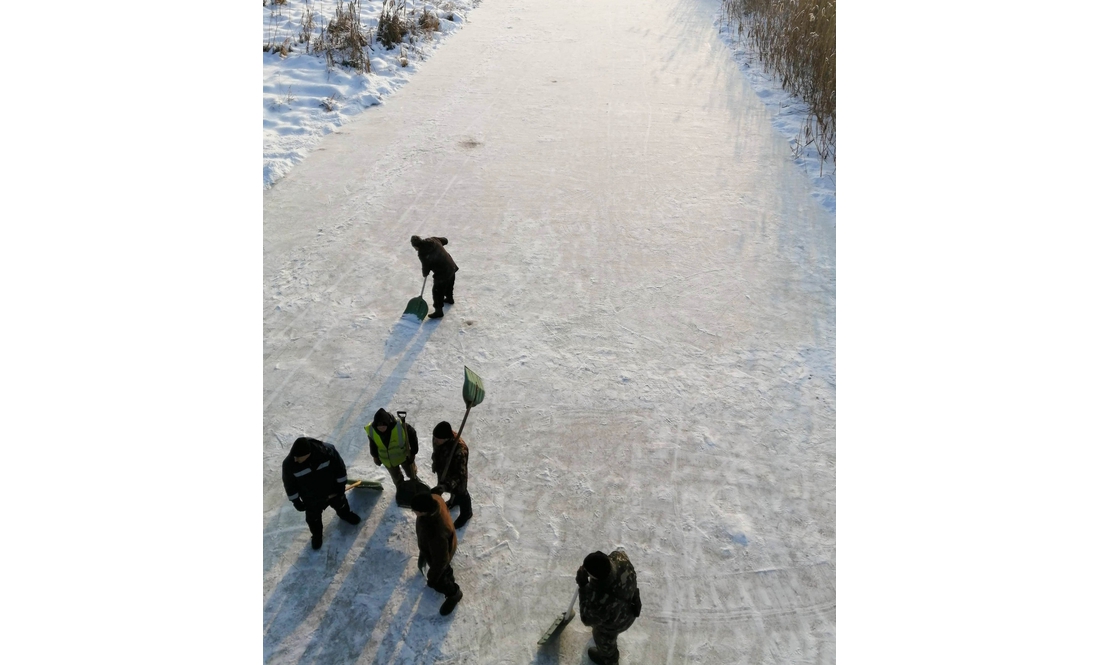 У селищі на Чернігівщині облаштували ковзанку