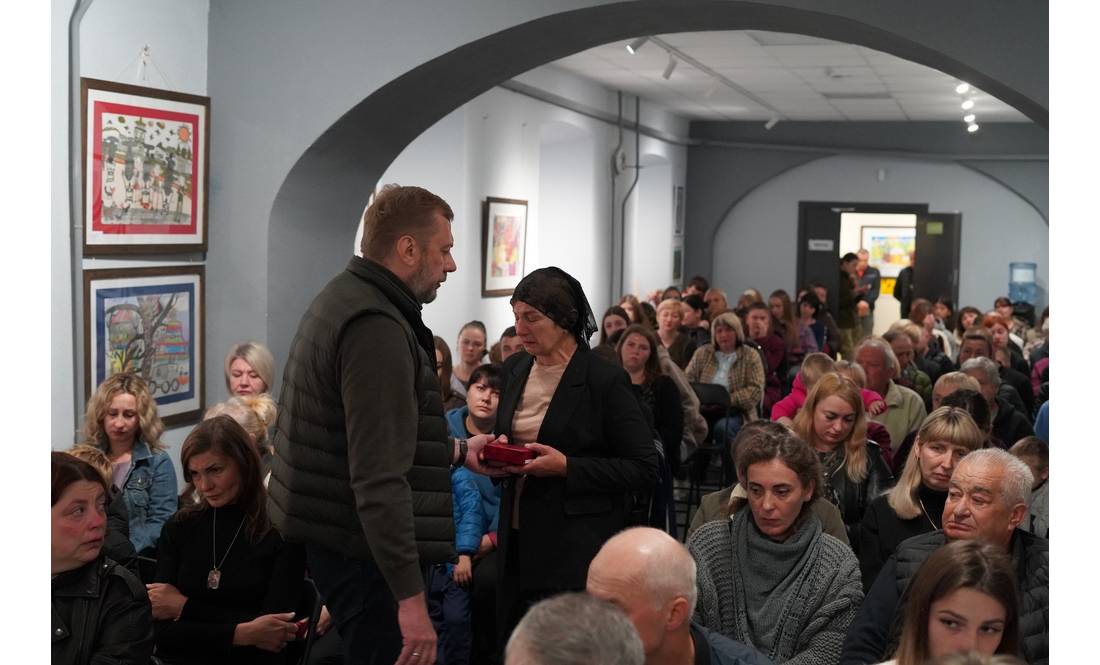 «Їхній голос більше не чути»: 54 родини з Чернігівщини отримали нагороди загиблих захисників