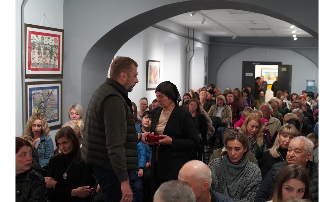 «Їхній голос більше не чути»: 54 родини з Чернігівщини отримали нагороди загиблих захисників