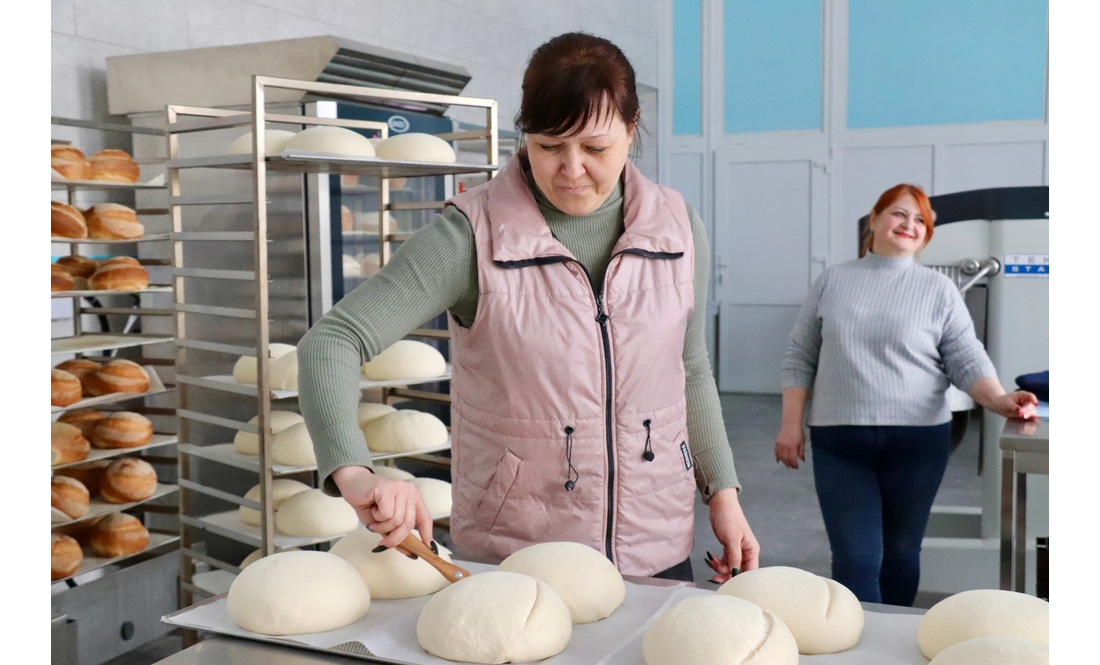Дві працівниці готують до пів тисячі паляниць за зміну: у громаді відкрили комунальну пекарню