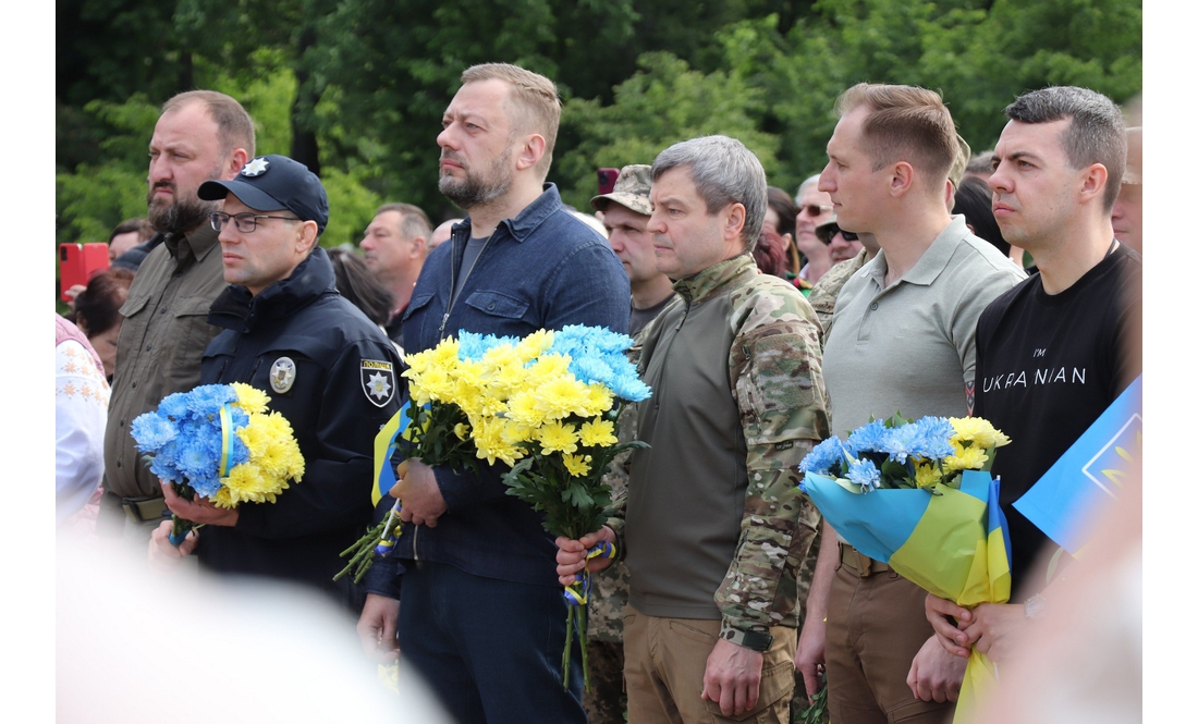 "Це місце для нас – святе": у Чернігові відкрили меморіальний знак на честь Героїв, загиблих у російсько-українській війні