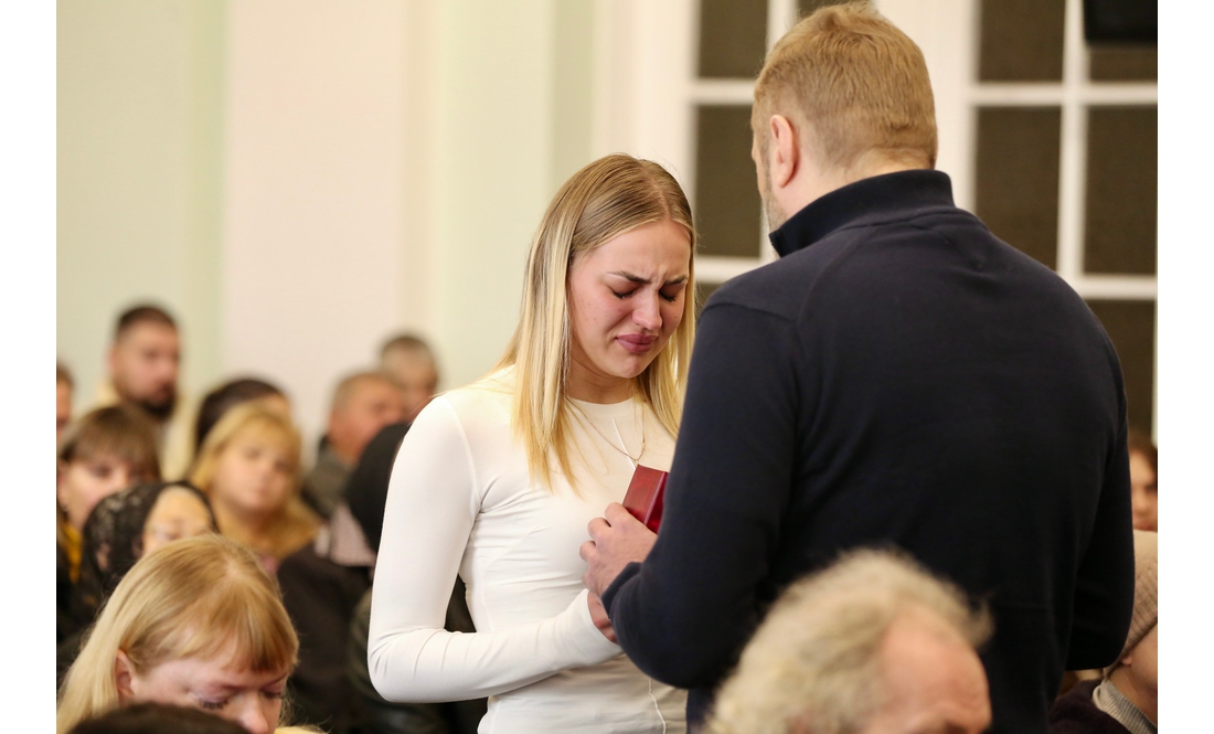 "Ця боротьба триває завдяки їм": родинам захисників із Чернігівщини передали посмертні нагороди