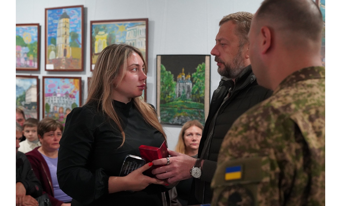 «Їхній голос більше не чути»: 54 родини з Чернігівщини отримали нагороди загиблих захисників