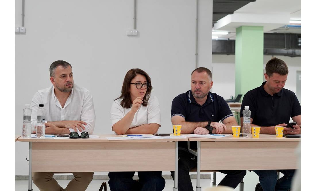 Міністр Безгін на Чернігівщині: про що говорив з прикордонними громадами та хто підписав стяг