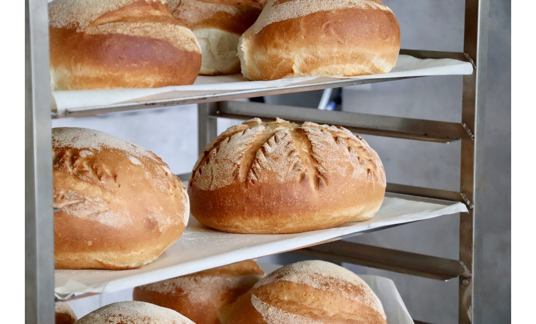 Дві працівниці готують до пів тисячі паляниць за зміну: у громаді відкрили комунальну пекарню