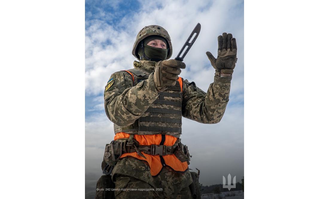 На Чернігівщині бійців ЗСУ вчать ножового бою. Фото