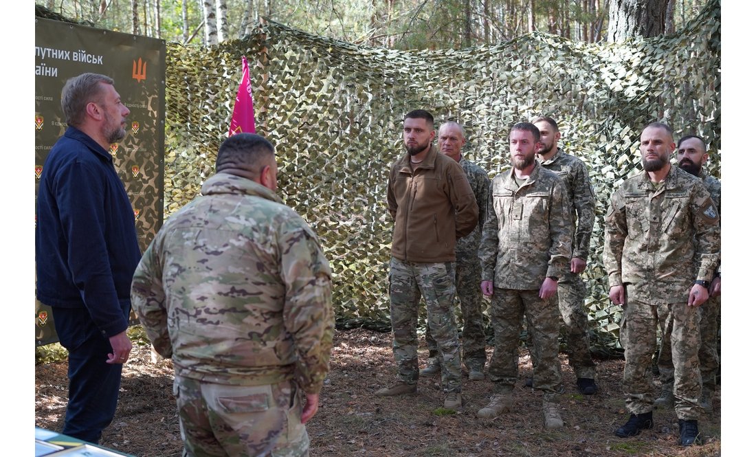 «Підсилили оборонців технікою»: Чаус зустрівся з бійцями 15-го армійського корпусу