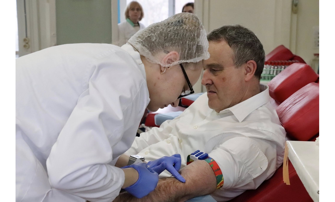 Посол Бельгії зробив другу донацію крові в Чернігові