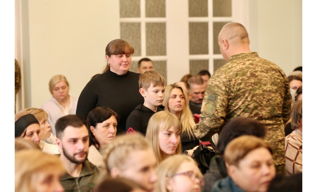 "Ця боротьба триває завдяки їм": родинам захисників із Чернігівщини передали посмертні нагороди