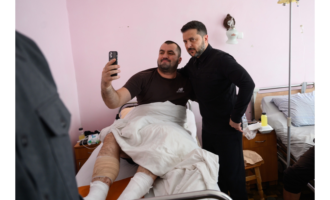 Не залишилося нікого з рідних і немає дому: Зеленський відвідав постраждалих у Прилуках