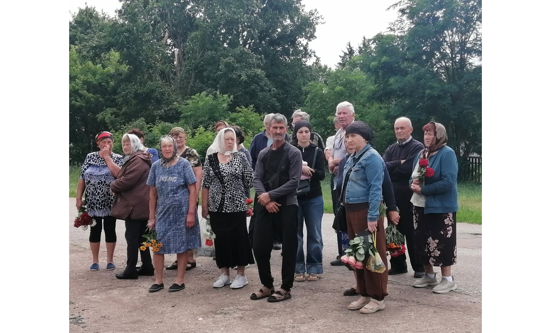 Мама винесла тіло доньки з палаючого АТБ: на Чернігівщині попрощалися з дівчинкою, яка загинула через обстріл