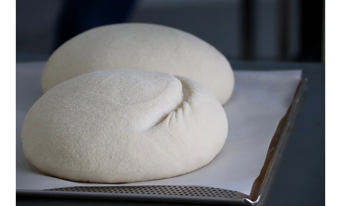 Дві працівниці готують до пів тисячі паляниць за зміну: у громаді відкрили комунальну пекарню