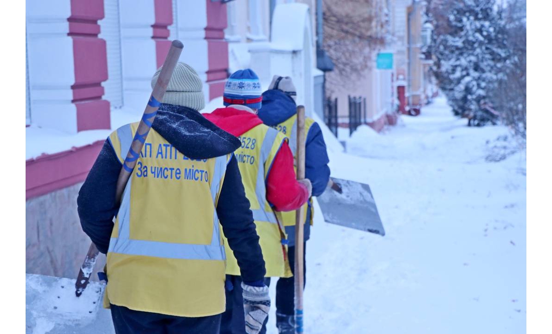 У Чернігові випало 14 см снігу за добу: місто чистять спецмашини та трактори
