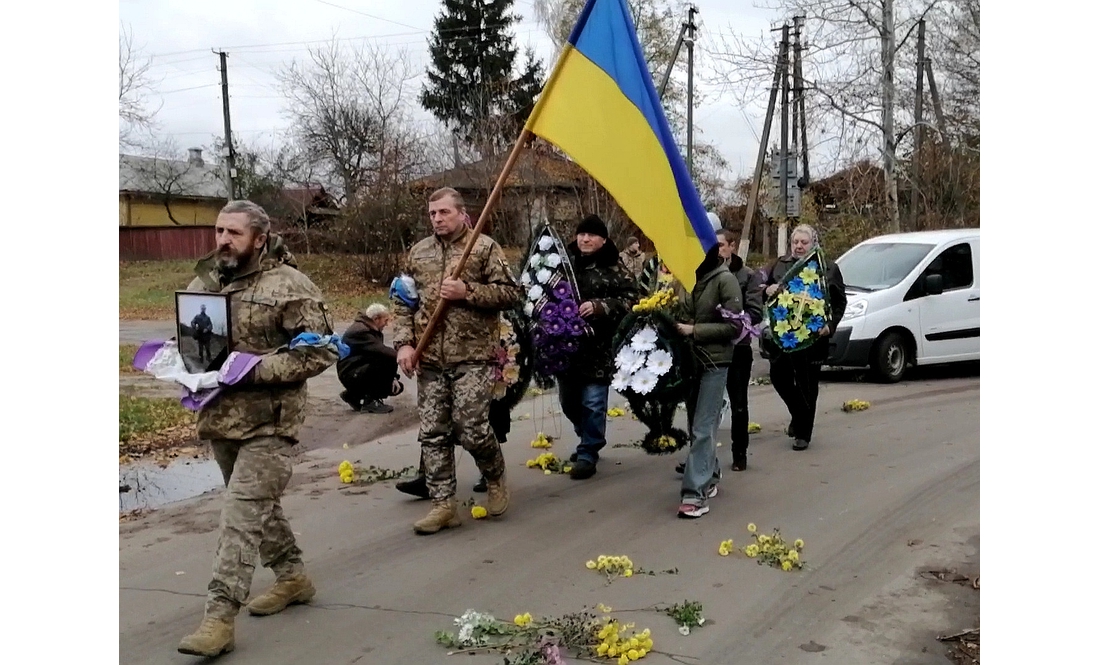 У громаді поховали 44-річного воїна, який майже рік боронив Україну